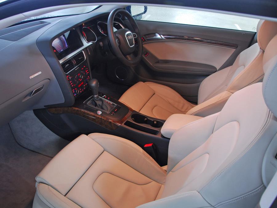 Интерьер Audi A5 Coupe 3.2 2008 года  (AU) (фото 4 из 12)